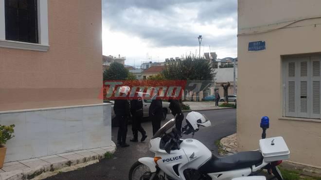 Πάτρα: Δεκάδες πιστοί το πρωϊ στην εκκλησία της Αγίας Τριάδας – Αστυνομικοί τους απομάκρυναν και μοίρασαν πρόστιμα | panathinaikos24.gr Πάτρα: Δεκάδες πιστοί το πρωϊ στην εκκλησία της Αγίας Τριάδας – Αστυνομικοί τους απομάκρυναν και μοίρασαν πρόστιμα | panathinaikos24.gr