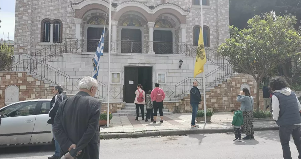 Βίντεο: Ανοιχτή εκκλησία και στην Καλαμαριά – Πιστοί συγκεντρώθηκαν έξω από τον ναό