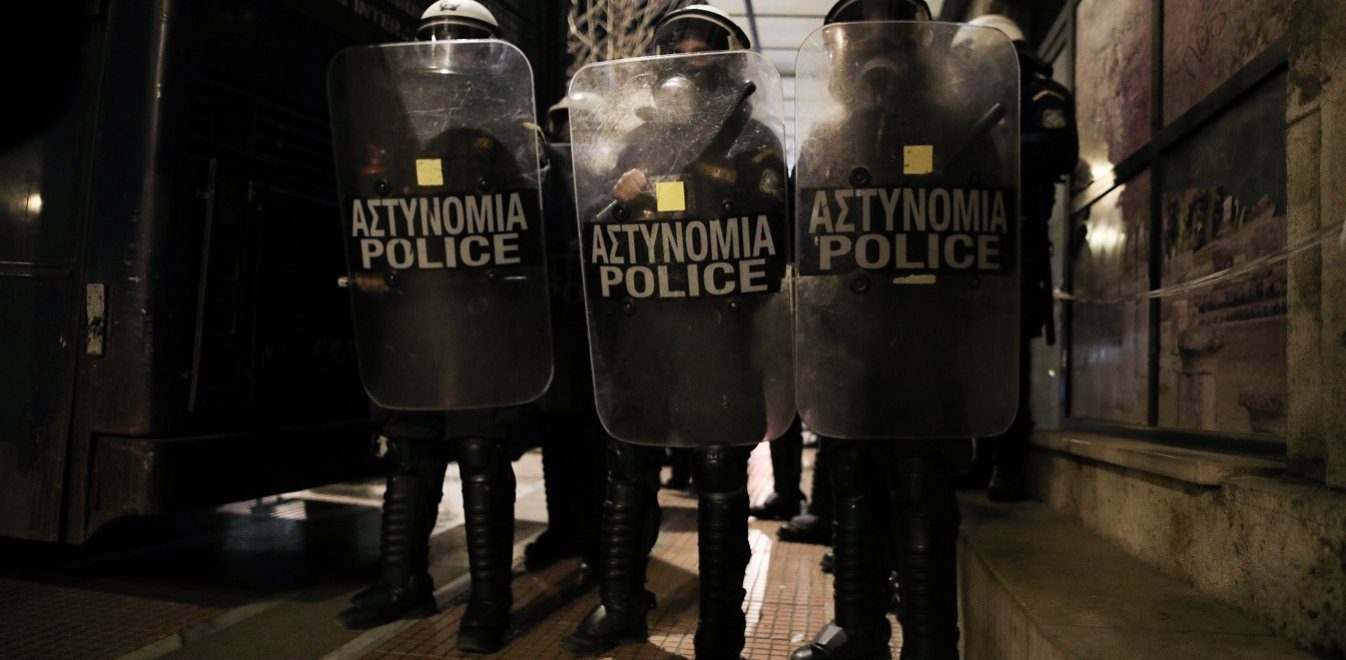Κυψέλη: Επεισόδια με αντιεξουσιαστές και ΜΑΤ – Έσπασαν βιτρίνα σούπερ μάρκετ
