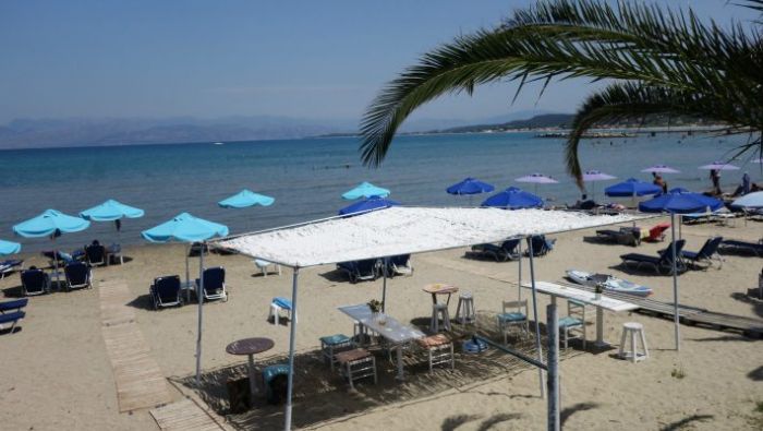 Ξαπλώστρες-κλουβιά: Η ανατριχιαστική πρώτη εικόνα των παραλιών με πλέξιγκλας στη Σαντορίνη (Pics) | panathinaikos24.gr Ξαπλώστρες-κλουβιά: Η ανατριχιαστική πρώτη εικόνα των παραλιών με πλέξιγκλας στη Σαντορίνη (Pics) | panathinaikos24.gr