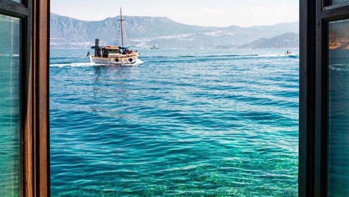 Ρίχνει τις τιμές του κατά 50% και βάζει δωρεάν πλοίο: Tο πανέμορφο ελληνικό νησί που βάζει τα γυαλιά στην Ευρώπη (Pics)