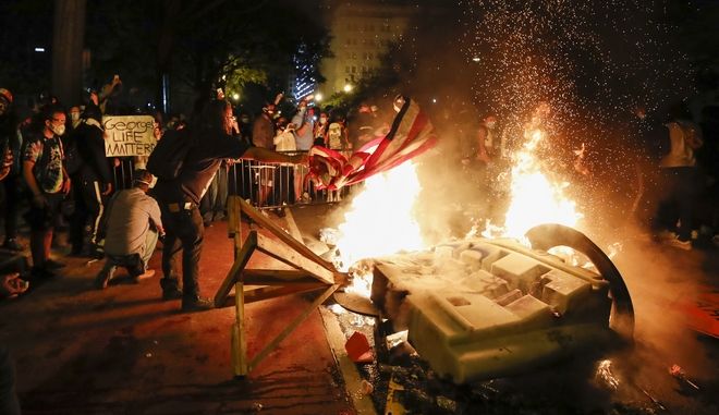 Δολοφονία Τζορτζ Φλοντ: Χάος στις ΗΠΑ – Φυγαδεύτηκε ο Τραμπ | panathinaikos24.gr Δολοφονία Τζορτζ Φλοντ: Χάος στις ΗΠΑ – Φυγαδεύτηκε ο Τραμπ | panathinaikos24.gr