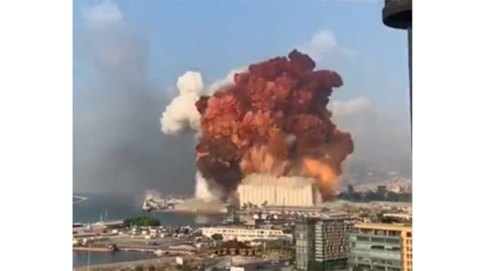 Βίντεο – ΣΟΚ: Ισχυρή έκρηξη σε αποθήκες εκρηκτικών στη Βηρυτό (vid)