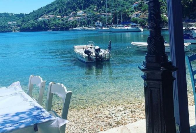 Θάλασσα-λάδι, ταβερνάκια στο νερό: Το χωριό –κόσμημα που ανακάλυψαν τελευταίοι οι Έλληνες τουρίστες (pics) | panathinaikos24.gr Θάλασσα-λάδι, ταβερνάκια στο νερό: Το χωριό –κόσμημα που ανακάλυψαν τελευταίοι οι Έλληνες τουρίστες (pics) | panathinaikos24.gr