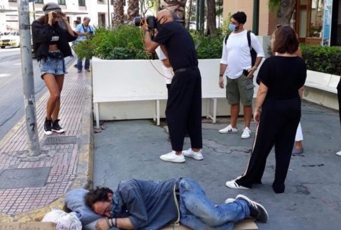 Σάλος με τον κριτή του GNTM που έκανε φωτογράφιση δίπλα σε άστεγο (pic) | panathinaikos24.gr Σάλος με τον κριτή του GNTM που έκανε φωτογράφιση δίπλα σε άστεγο (pic) | panathinaikos24.gr
