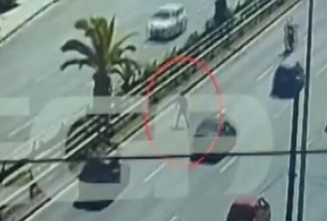 Αδιανόητο: Πεζός πήγε να περάσει την Συγγρού και τον χτύπησε αμάξι! (vid) | panathinaikos24.gr Αδιανόητο: Πεζός πήγε να περάσει την Συγγρού και τον χτύπησε αμάξι! (vid) | panathinaikos24.gr