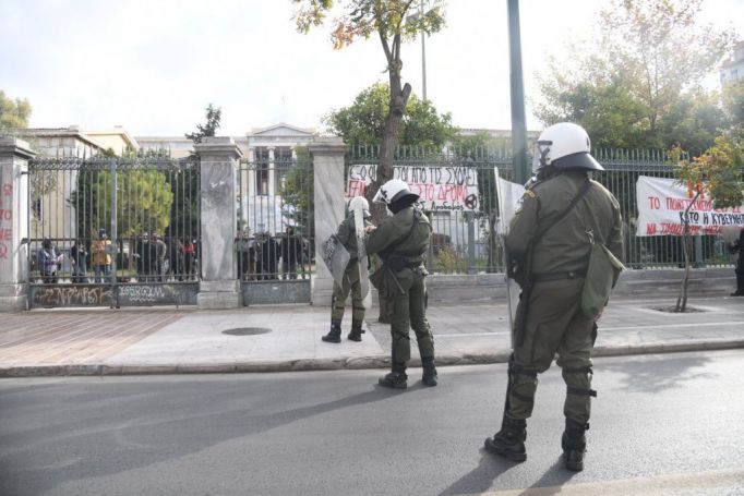 Πολυτεχνείο : ΜΑΤ περικύκλωσαν το κτίριο – 40 άτομα συγκεντρωμένα στο προαύλιο | panathinaikos24.gr Πολυτεχνείο : ΜΑΤ περικύκλωσαν το κτίριο – 40 άτομα συγκεντρωμένα στο προαύλιο | panathinaikos24.gr