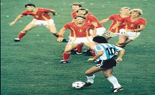 6 παίκτες πάνω στον Ντιέγκο: Το ψέμα της ιστορικής φωτό που δεν δείχνει αυτό που νομίζεις