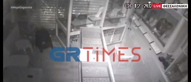 Διαρρήκτες εισέβαλαν με αυτοκίνητο σε κοσμηματοπωλείο στη Θεσσαλονίκη (vid) | panathinaikos24.gr Διαρρήκτες εισέβαλαν με αυτοκίνητο σε κοσμηματοπωλείο στη Θεσσαλονίκη (vid) | panathinaikos24.gr