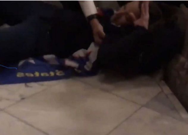 Καπιτώλιο: Η στιγμή του πυροβολισμού γυναίκας – Προσοχή σκληρές εικόνες (vid) | panathinaikos24.gr Καπιτώλιο: Η στιγμή του πυροβολισμού γυναίκας – Προσοχή σκληρές εικόνες (vid) | panathinaikos24.gr