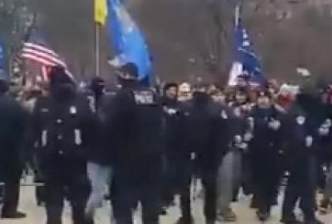 Εισβολή στο Καπιτώλιο: Αστυνομικοί ανοίγουν τις πόρτες στους οπαδούς του Τραμπ (Αποκαλυπτικό βίντεο) | panathinaikos24.gr Εισβολή στο Καπιτώλιο: Αστυνομικοί ανοίγουν τις πόρτες στους οπαδούς του Τραμπ (Αποκαλυπτικό βίντεο) | panathinaikos24.gr