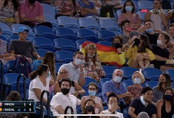Απίστευτο: Γυναίκα από το κοινό έδειξε το μεσαίο δάχτυλο στον Ναδάλ! (vid) | panathinaikos24.gr Απίστευτο: Γυναίκα από το κοινό έδειξε το μεσαίο δάχτυλο στον Ναδάλ! (vid) | panathinaikos24.gr