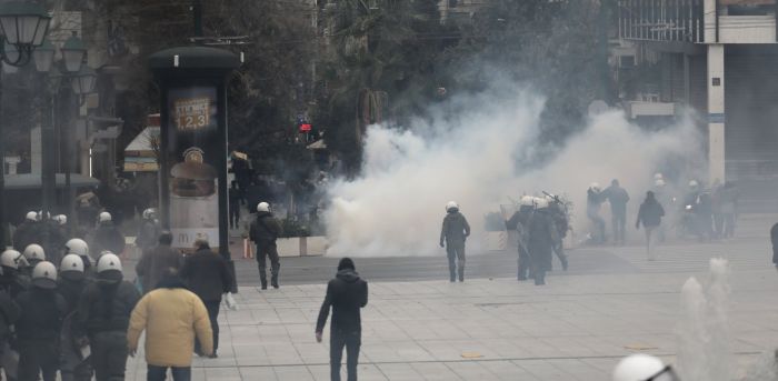 Σύνταγμα: Eπεισόδια σε συγκέντρωση με αρνητές του κορωνοϊού – Ρίψη χημικών από ΜΑΤ | panathinaikos24.gr Σύνταγμα: Eπεισόδια σε συγκέντρωση με αρνητές του κορωνοϊού – Ρίψη χημικών από ΜΑΤ | panathinaikos24.gr