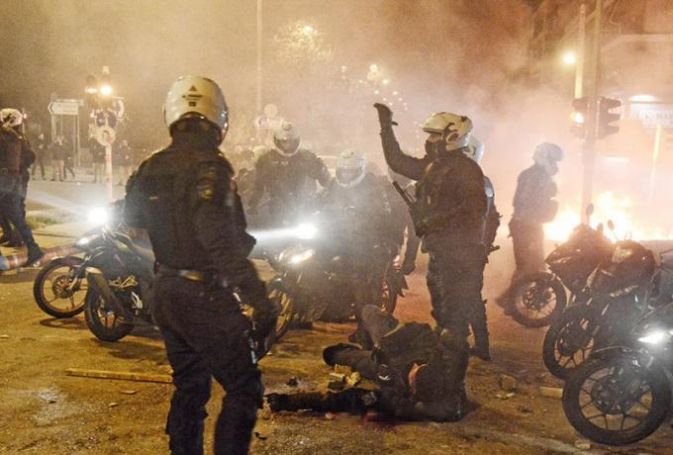 Νέα Σμύρνη: Προφυλακιστέος ο 23χρονος για τον ξυλοδαρμό του αστυνομικού | panathinaikos24.gr Νέα Σμύρνη: Προφυλακιστέος ο 23χρονος για τον ξυλοδαρμό του αστυνομικού | panathinaikos24.gr