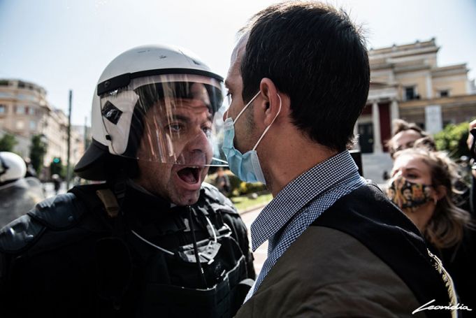 Αστυνομικός σε διαδηλωτή δικηγόρο: «Δικηγόρος της μάνας σου είμαι ρε, της πουτ@ν@ς» (vid) | panathinaikos24.gr Αστυνομικός σε διαδηλωτή δικηγόρο: «Δικηγόρος της μάνας σου είμαι ρε, της πουτ@ν@ς» (vid) | panathinaikos24.gr