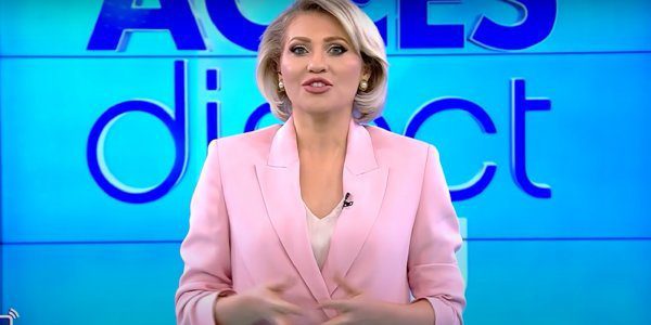Γυμνή γυναίκα εισβάλλει στο πλατό εκπομπής και ρίχνει πέτρα στην παρουσιάστρια (Vid) | panathinaikos24.gr Γυμνή γυναίκα εισβάλλει στο πλατό εκπομπής και ρίχνει πέτρα στην παρουσιάστρια (Vid) | panathinaikos24.gr