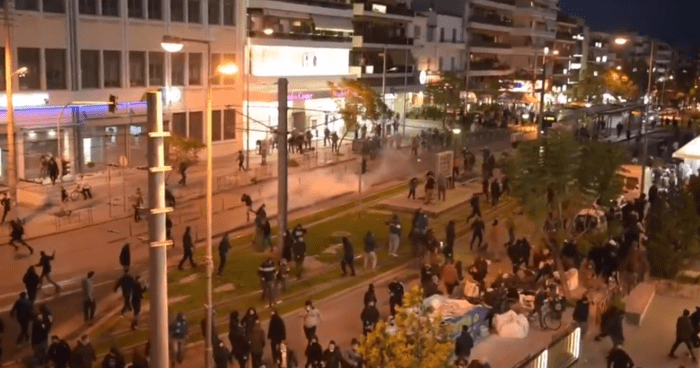 Νέα επεισόδια στη Νέα Σμύρνη ανάμεσα σε αστυνομία και διαδηλωτές (vid) | panathinaikos24.gr Νέα επεισόδια στη Νέα Σμύρνη ανάμεσα σε αστυνομία και διαδηλωτές (vid) | panathinaikos24.gr