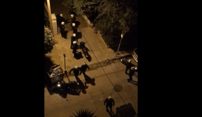 Συγκλονιστικό βίντεο: Αστυνομικοί χτυπούν νεαρό σε γειτονιά και από τα μπαλκόνια τους βρίζουν! (vid) | panathinaikos24.gr Συγκλονιστικό βίντεο: Αστυνομικοί χτυπούν νεαρό σε γειτονιά και από τα μπαλκόνια τους βρίζουν! (vid) | panathinaikos24.gr
