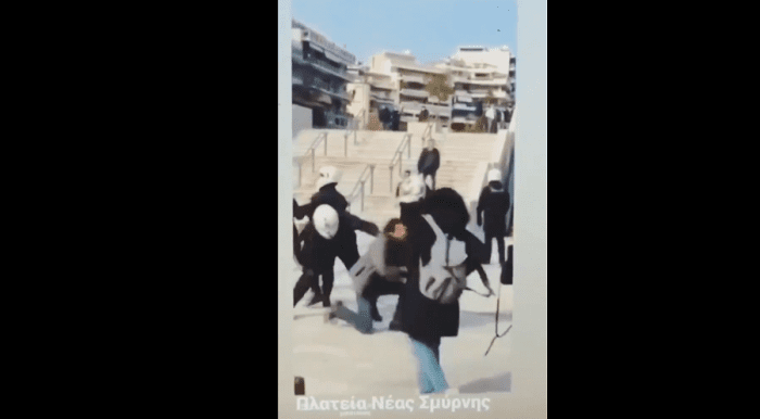 Συγκλονιστικό βίντεο: Αστυνομικοί χτυπούν με λύσσα πολίτη στη πλατεία Νέας Σμύρνης (vid) | panathinaikos24.gr Συγκλονιστικό βίντεο: Αστυνομικοί χτυπούν με λύσσα πολίτη στη πλατεία Νέας Σμύρνης (vid) | panathinaikos24.gr