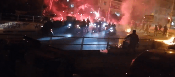 Βίντεο: Αστυνομικοί ρίχνουν χειροβομβίδες κρότου-λάμψης σε άλλους αστυνομικούς | panathinaikos24.gr Βίντεο: Αστυνομικοί ρίχνουν χειροβομβίδες κρότου-λάμψης σε άλλους αστυνομικούς | panathinaikos24.gr