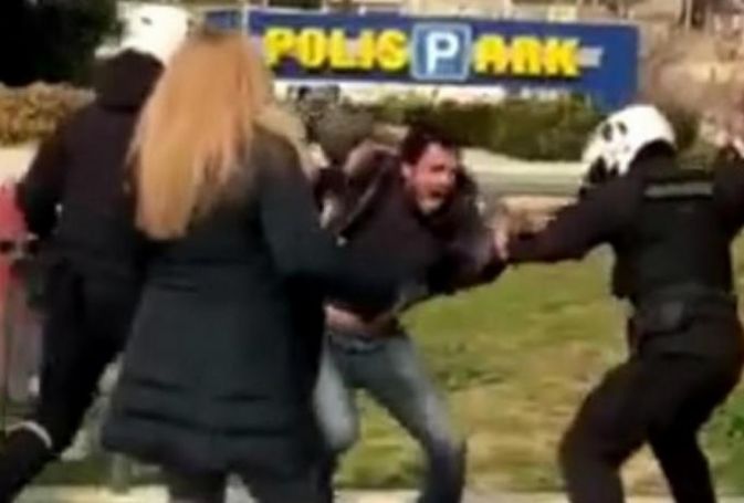 Οι Έλληνες πολίτες έβγαλαν στην σέντρα τα παραμύθια της Αστυνομίας! (vids) | panathinaikos24.gr Οι Έλληνες πολίτες έβγαλαν στην σέντρα τα παραμύθια της Αστυνομίας! (vids) | panathinaikos24.gr