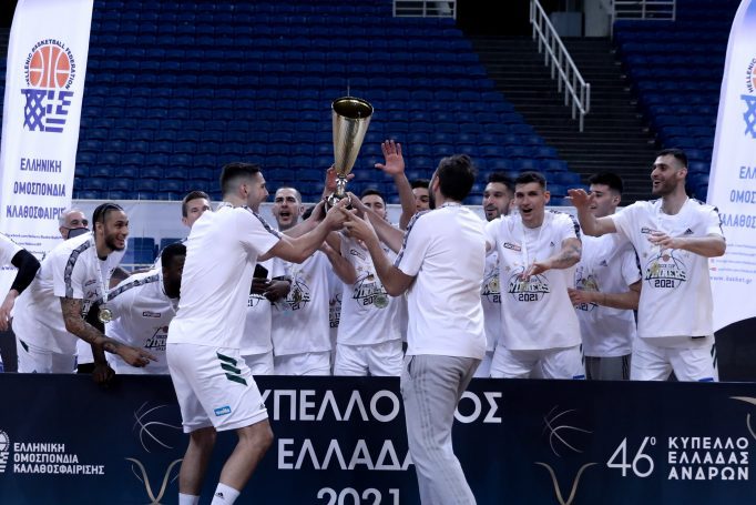 Παναθηναϊκός: Η στιγμή της απονομής το κυπέλλου και η κίνηση του Παπαπέτρου με Βουγιούκα (Vid) | panathinaikos24.gr Παναθηναϊκός: Η στιγμή της απονομής το κυπέλλου και η κίνηση του Παπαπέτρου με Βουγιούκα (Vid) | panathinaikos24.gr
