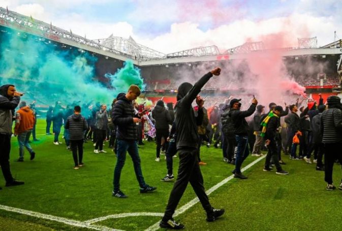 Οπαδοί της Γιουνάιτεντ εισέβαλαν στο Old Trafford και ζήτησαν την έξοδο των Γκλέιζερ από το club (vids) | panathinaikos24.gr Οπαδοί της Γιουνάιτεντ εισέβαλαν στο Old Trafford και ζήτησαν την έξοδο των Γκλέιζερ από το club (vids) | panathinaikos24.gr