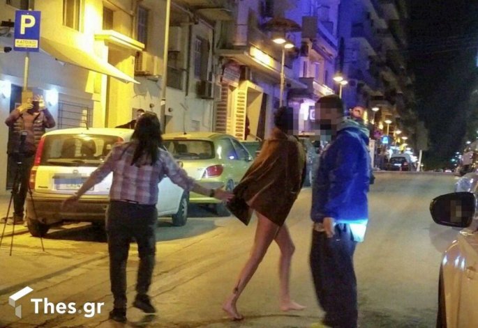 Θεσσαλονίκη: Γυναίκα γδύθηκε στο κέντρο της πόλης (pics)