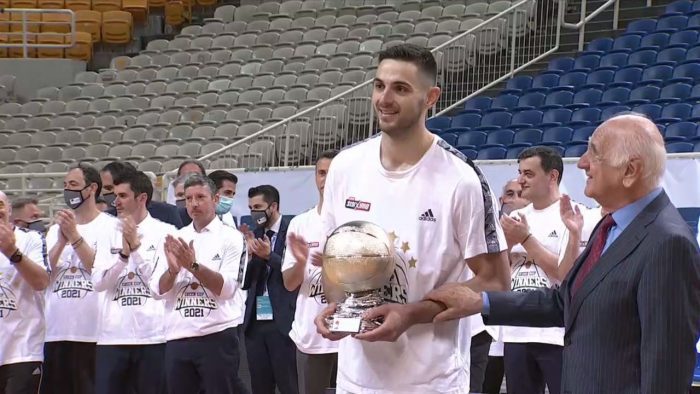 Η απονομή του βραβείου MVP στον Ι. Παπαπέτρου | panathinaikos24.gr Η απονομή του βραβείου MVP στον Ι. Παπαπέτρου | panathinaikos24.gr
