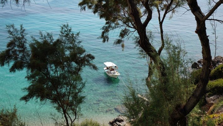 55 λεπτά από Αθήνα, 11,5 ευρώ εισιτήριο: To μικρό νησάκι με τις θεϊκές παραλίες που έχει όλο το χρόνο καλοκαίρι (Pics)