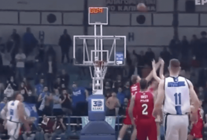 Καρέ καρέ το video: Υπήρχε φάουλ πάνω στο τρίποντο του Παπαδάκη στην εκπνοή