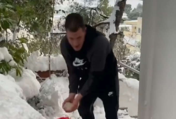 O τρομερός Νέντοβιτς καθάρισε ένα σπίτι από το χιόνι (vid)