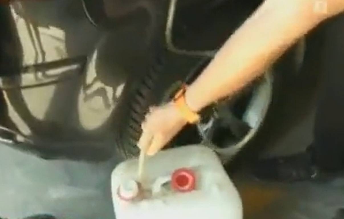 Live ρεπορτάζ στην ΕΡΤ: Πώς να κλέψεις βενζίνη! (vid)