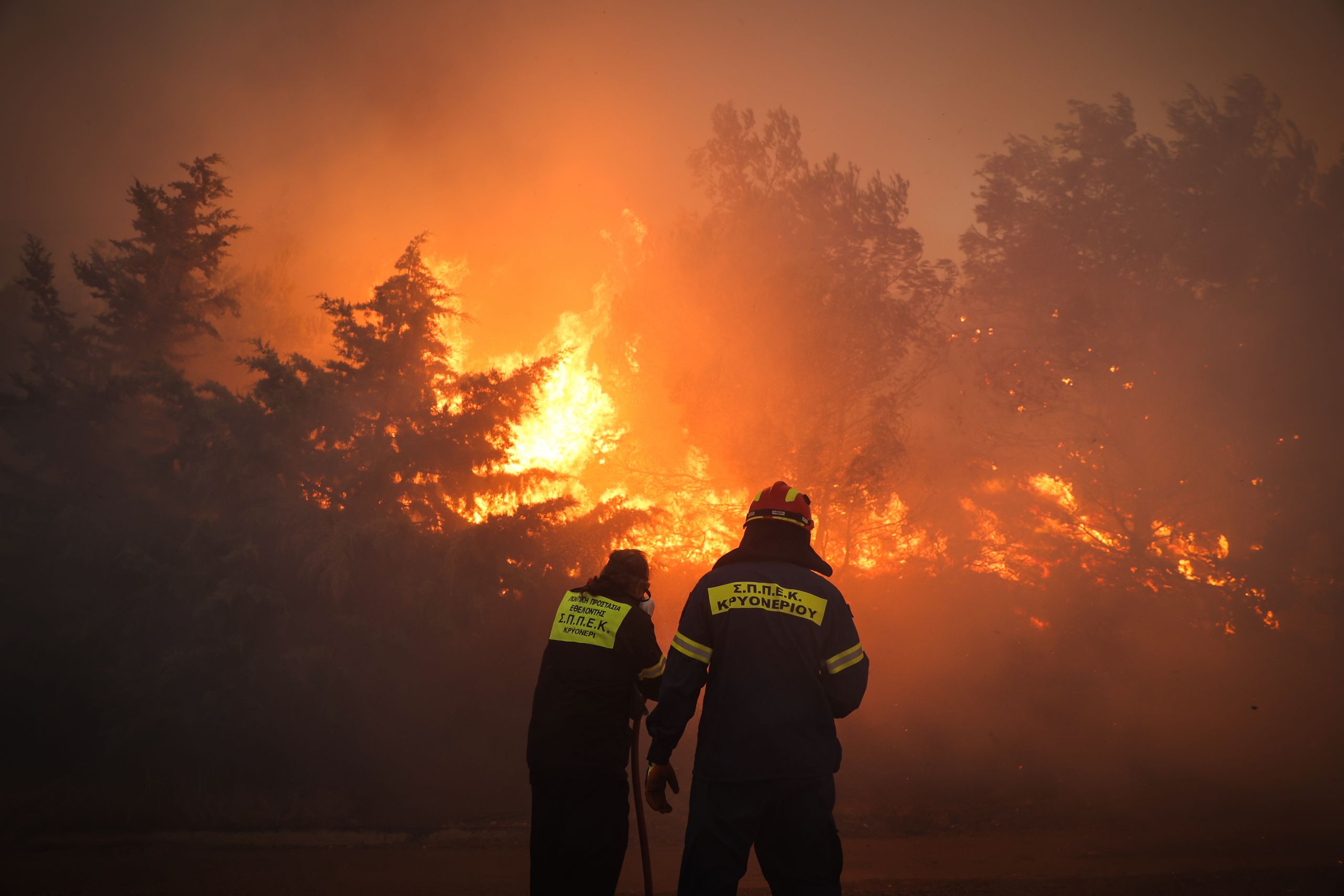 Φωτιά στην Πεντέλη: Δημιουργούνται διαρκώς νέες εστίες – Αγωνία για το Ντράφι – Τι δυσκολεύει τους πυροσβέστες