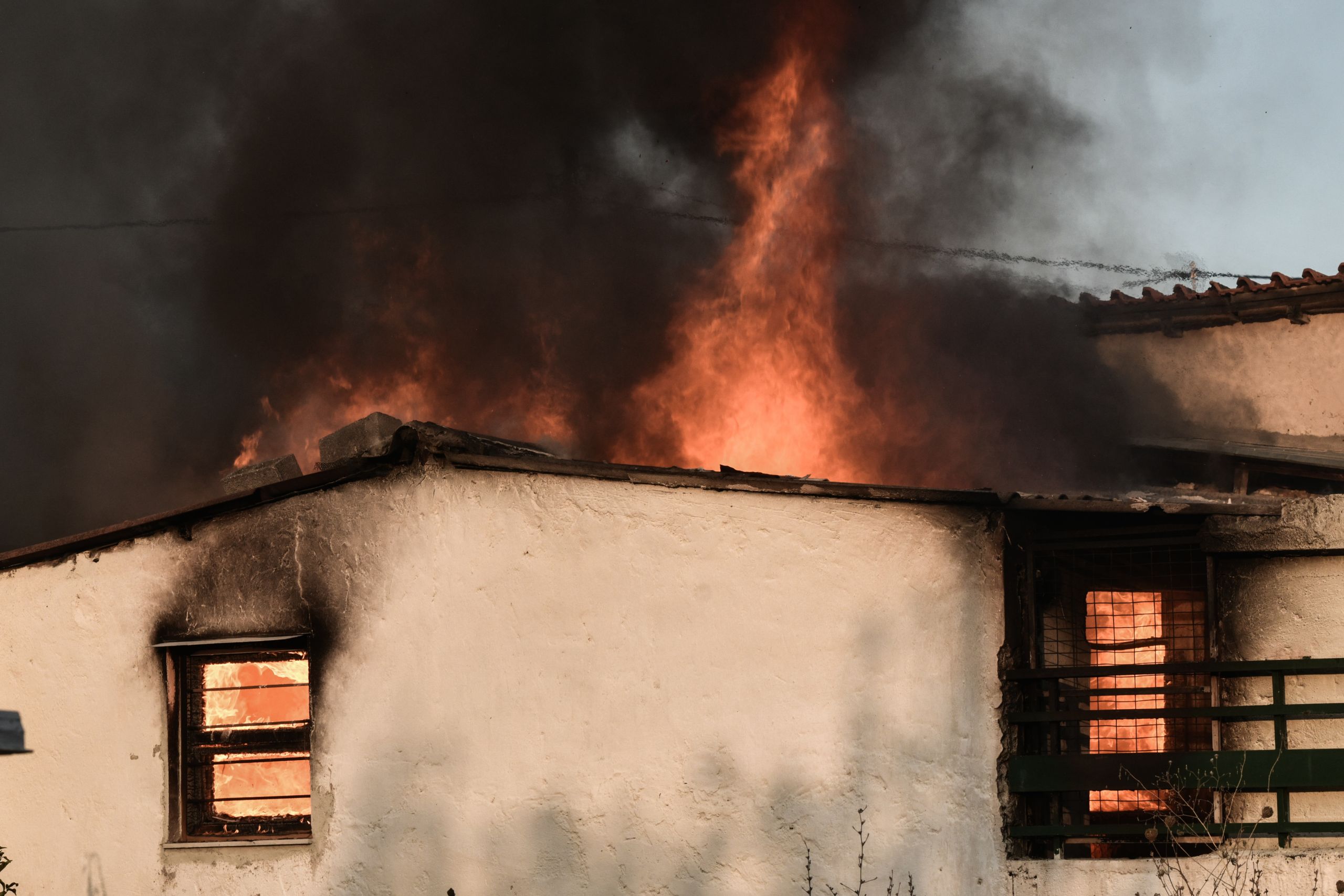 Φωτιά στην Πεντέλη: Ανεξέλεγκτα παραμένουν τα μέτωπα στην Αττική – Καίγονται σπίτια
