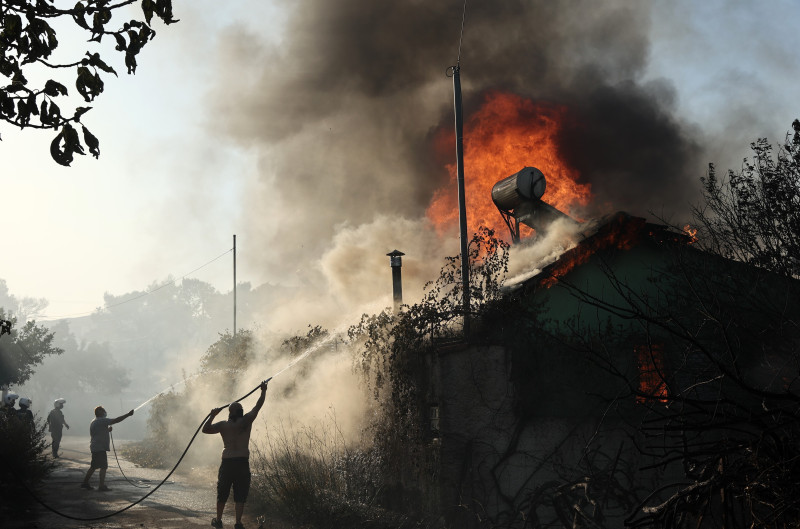 Αποκαρδιωτικές εικόνες από τη φωτιά στην Πεντέλη – Σπίτια και εκτάσεις γης έγιναν στάχτη