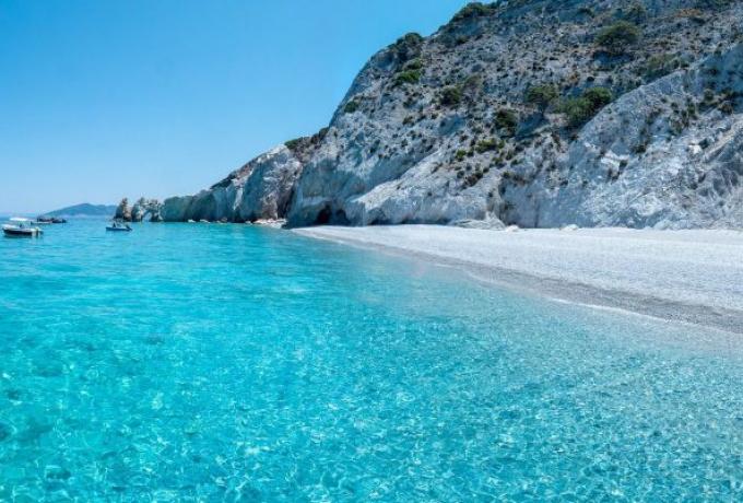 Νερά πισίνας σαν ψεύτικα: Η ελληνική παραλία με τα σπάνια, λευκά βότσαλα που πληρώνεις 1000 ευρώ αν τα πάρεις