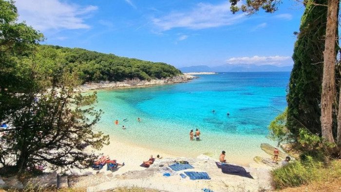 Μάχη για μια θέση: Η μικρή, ανοργάνωτη, ελληνική παραλία χωρίς σκιά που είναι κάθε μέρα sold out (Pics)