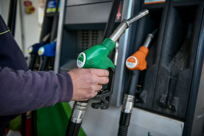 Τελικά γιατί δεν πέφτει η τιμή της βενζίνης; Ολα τα νέα δεδομένα