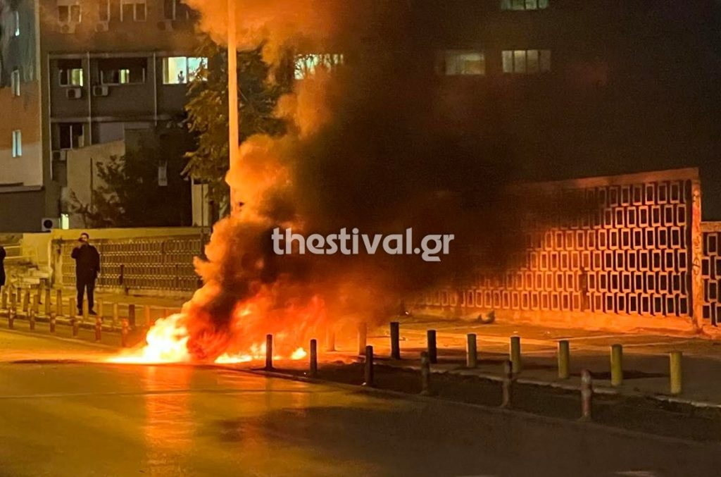 Θεσσαλονίκη: Ένταση στην πορεία για το Πολυτεχνείο – Μολότοφ, κρότου λάμψης, έκαψαν μηχανή
