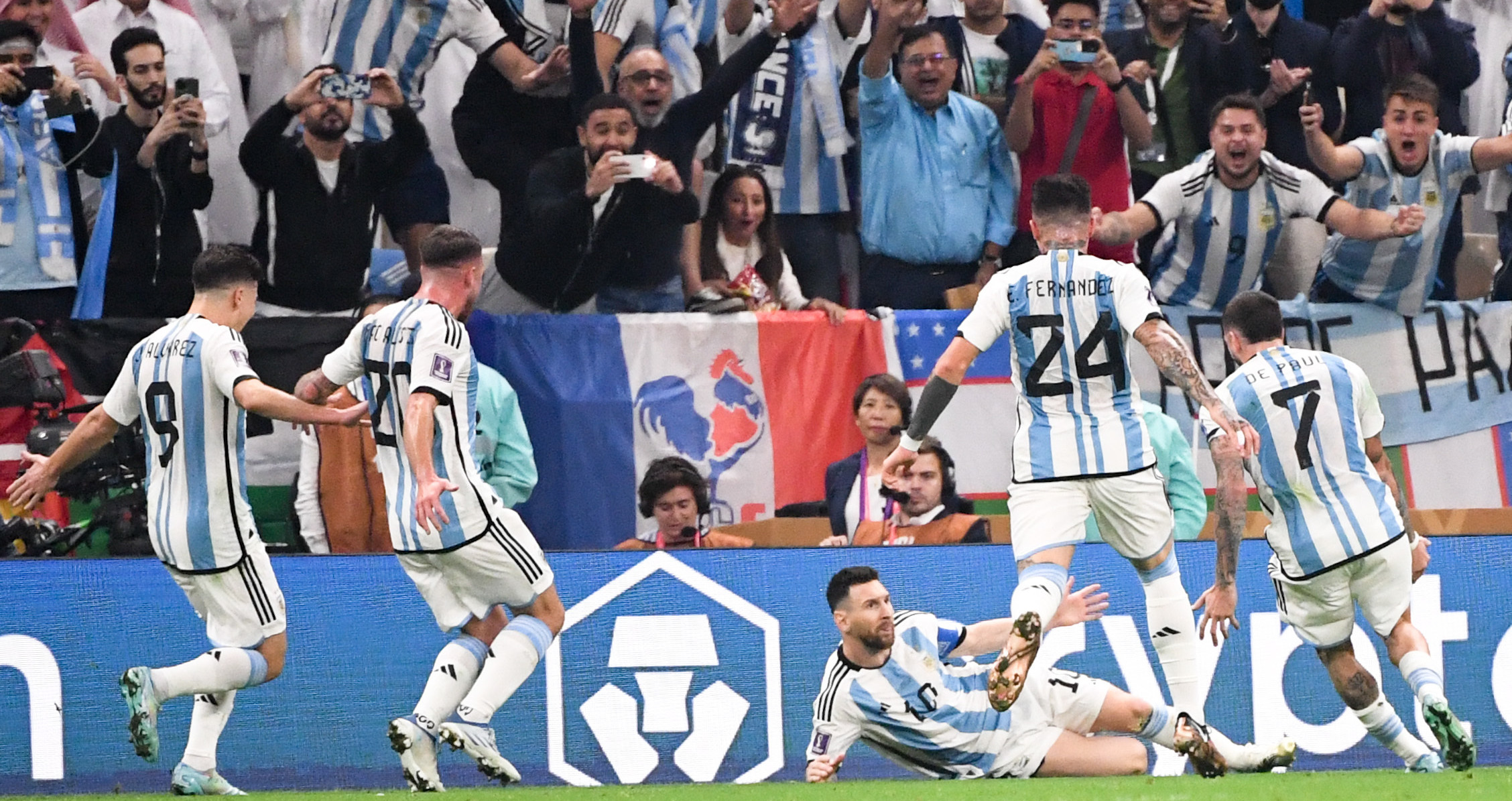 Αργεντινή: Εξέδρα και παίκτες έγιναν «ένα» στα πανηγύρια! (Vid)