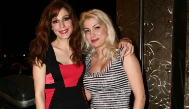 Κατερίνα Παπουτσάκη – Κλέλια Ρένεση: Topless στην παραλία!