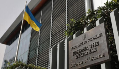 Συναγερμός στην Αθήνα: Βρέθηκε ματωμένος φάκελος στην πρεσβεία της Ουκρανίας