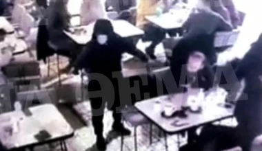 Βίντεο ντοκουμέντο: Η στιγμή που ο μασκοφόρος ανοίγει πυρ σε καφέ στη Νέα Σμύρνη (vid)