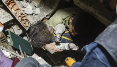 Σεισμός στην Τουρκία: Συνεχίζονται τα θαύματα στα ερείπια – Βγάζουν ζωντανούς μία εβδομάδα μετά – Στους 33.186 ο αριθμός των νεκρών