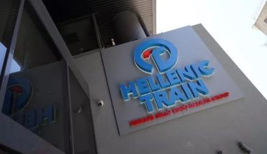 ΕΚΤΑΚΤΟ: Καταδρομική επίθεση από αγνώστους με πέτρες στα γραφεία της Hellenic Train