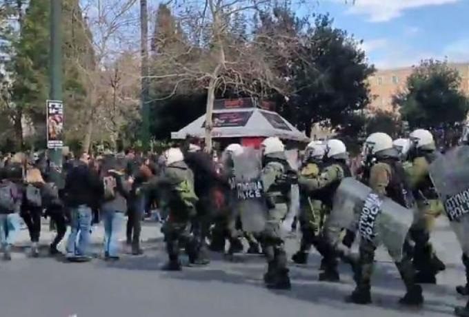 ΜΑΤ κάνουν επίθεση σε διαδηλωτές στο κέντρο της Αθήνας χωρίς την παραμικρή αφορμή (vid)