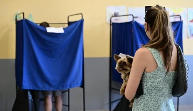 Εθνικές βουλευτικές εκλογές 2023: Ένταση σε εκλογικό τμήμα στον Πύργο – Κατήγγειλαν δικαστική αντιπρόσωπο πως έβαζε πρώτα τα ψηφοδέλτια της ΝΔ