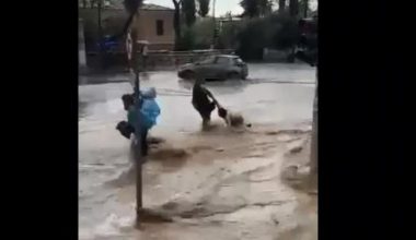 Συγκλονιστικές εικόνες: Χείμαρρος παρασύρει δύο γυναίκες στο κέντρο της Αθήνας