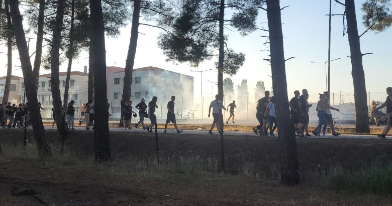 Χαμός στην Λάρισα κατά την επίσκεψη Μητσοτάκη: Ξύλο και χρήση δακρυγόνων από τα ΜΑΤ (vids)